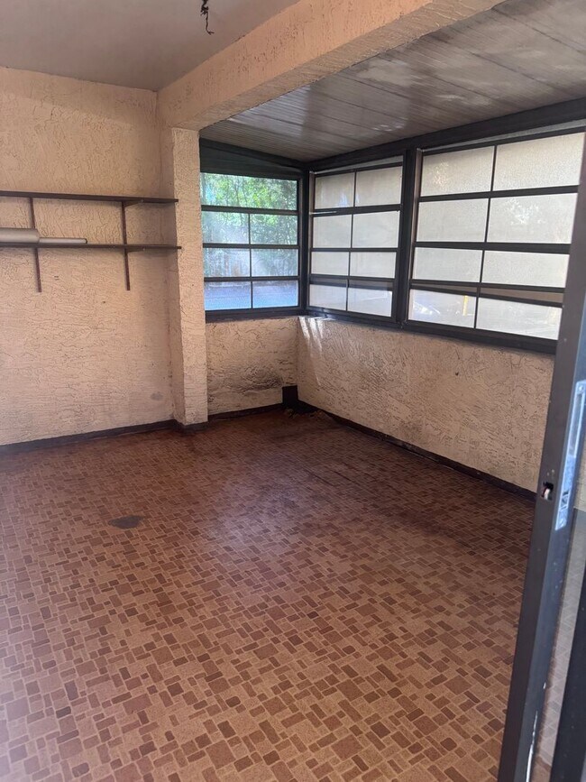 Building Photo - Temple Terrace Condo