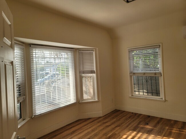 Building Photo - 448 S Woods Ave