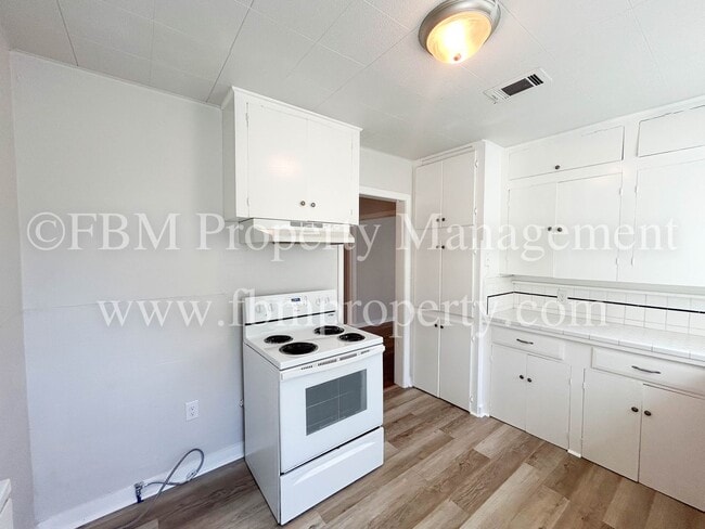 Building Photo - 608 W Lake St