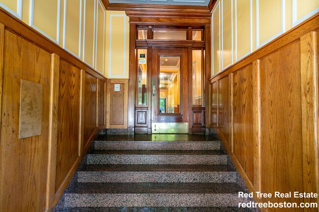 Building Photo - 98 Queensberry St