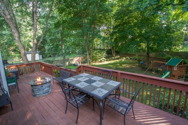 Building Photo - 3 bedroom home - great backyard - Lake Jeanette