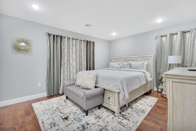 Building Photo - 225 S 9th St