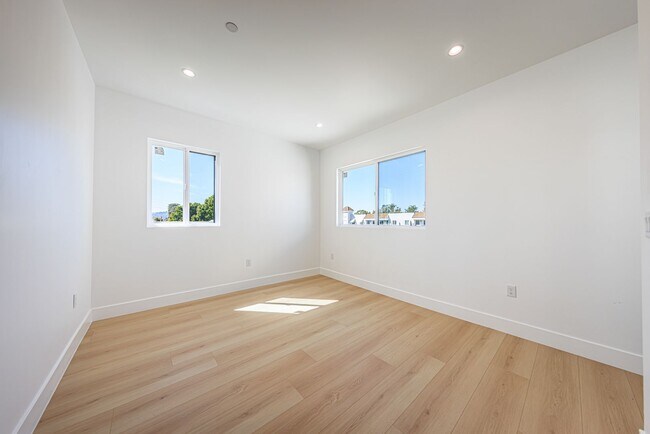 Building Photo - Luxury Never Before Lived in Townhomes!