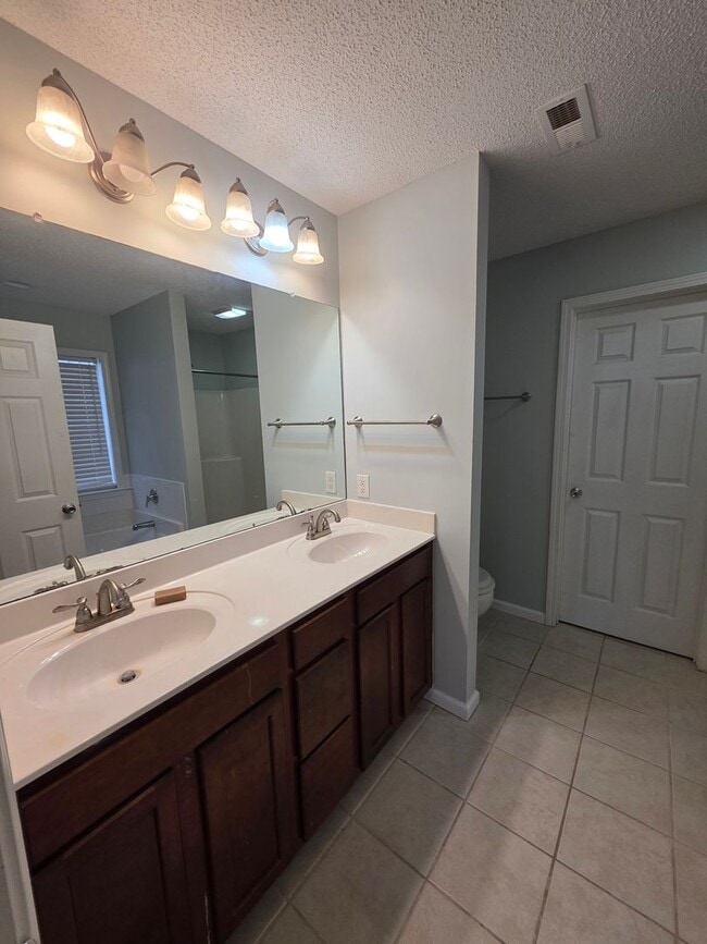 Building Photo - 104 Londonberry Ln