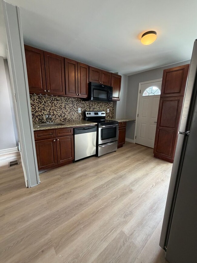 Building Photo - 152 Fern St