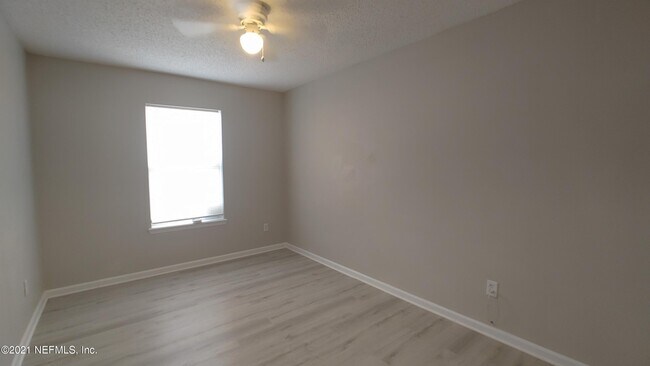 Building Photo - 5520 Cabot Dr N