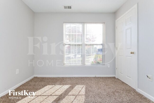 Building Photo - 9553 Lakeview Cir
