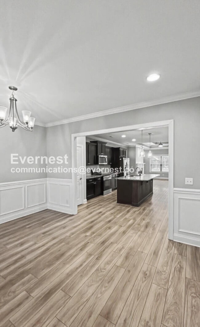 Building Photo - 3 Bed, 2 Bath Home with Garage / Pet-Friendly / Available Now!