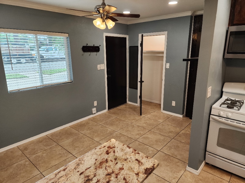 Building Photo - 715 S Pine St