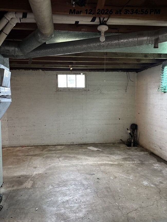 Building Photo - 4Bd/1Ba Two Story House - Available to View!