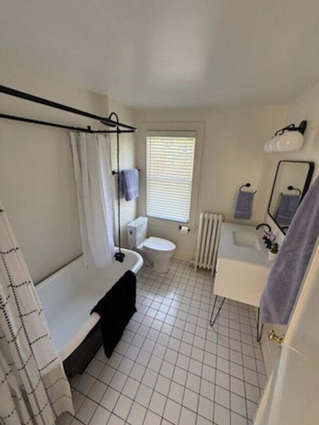 Building Photo - *DREAM LOCATION* 6BR Completely Renovated Duplex