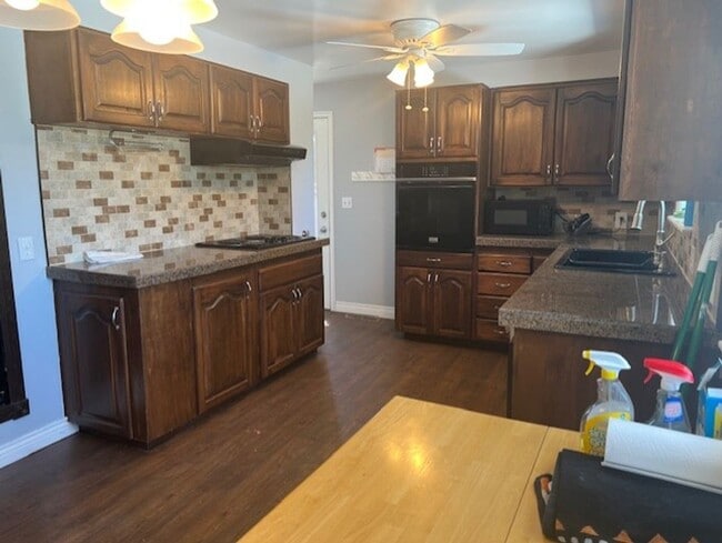 Building Photo - Kaysville 4 Bedroom, 2.5 Baths, big 2 car ...