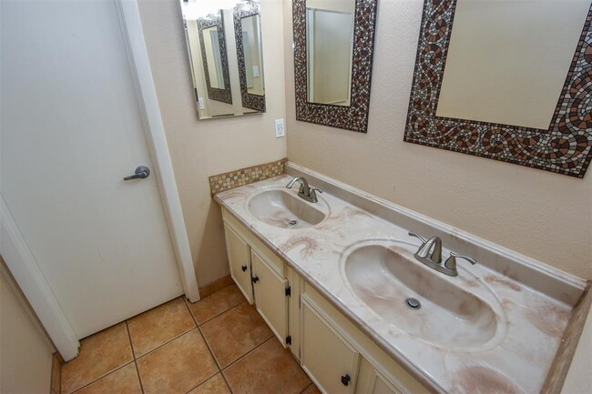 Building Photo - 8515 Riverside Walk Ln