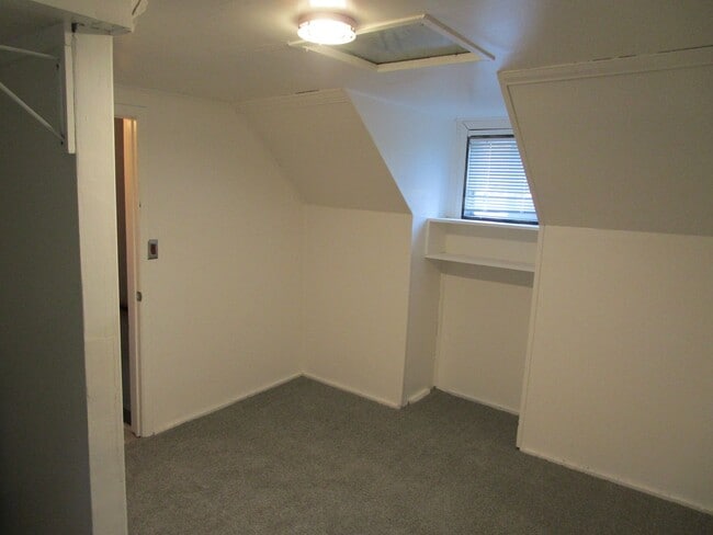 Building Photo - Custom 3 Bedroom Home Near Ochoco Creek Pa...