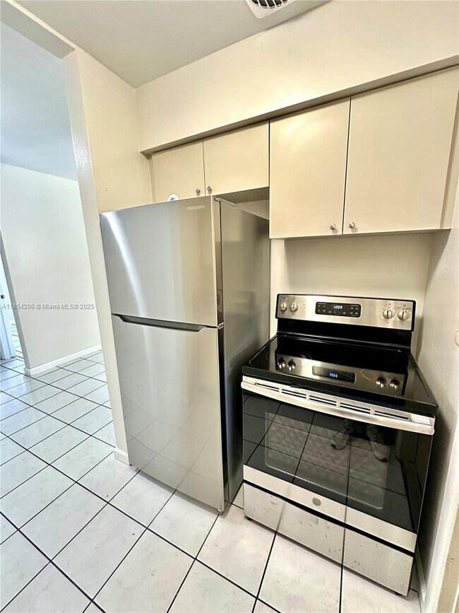 Building Photo - 15002 NE 11th Ct