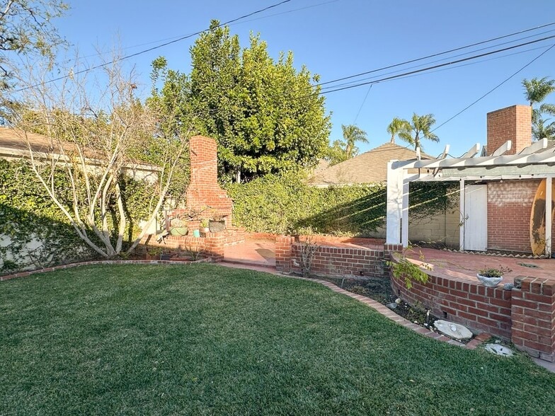 Building Photo - 2315 N Flower St