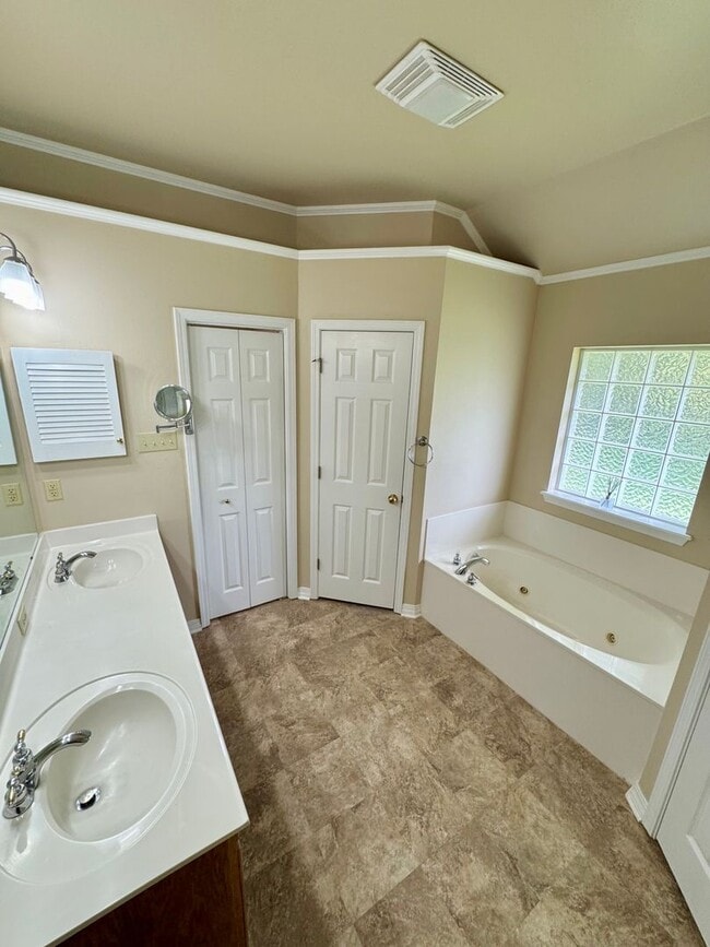 Building Photo - Great 3 bedroom, close to everything