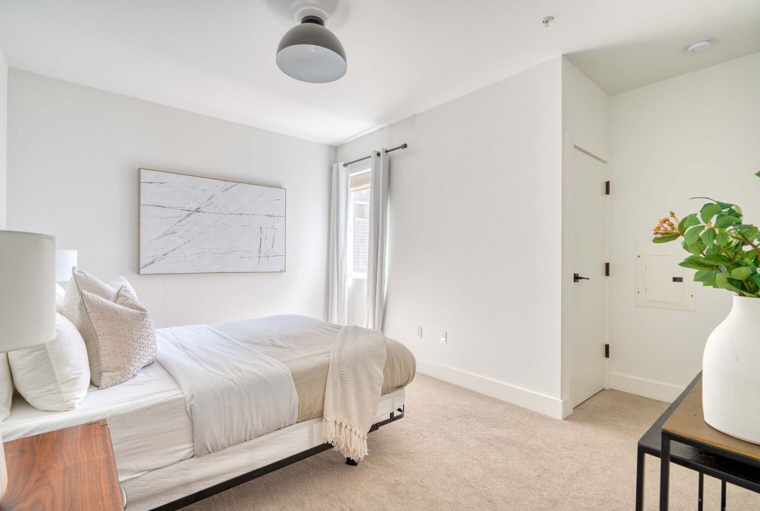 Building Photo - 4980 N Vancouver Ave