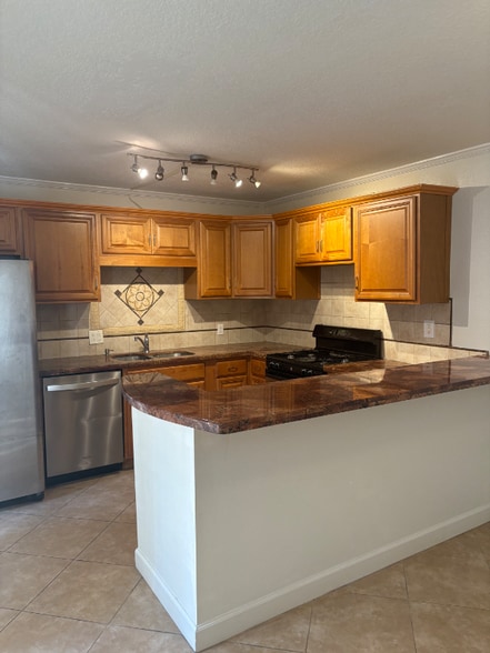 Building Photo - 607 6th Ct