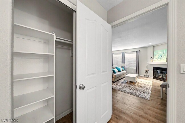 Building Photo - 700 Capri Dr