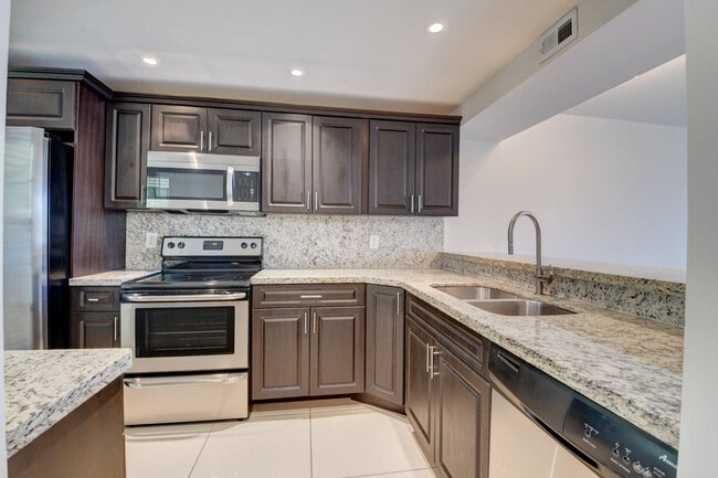 Building Photo - 18 Royal Palm Way