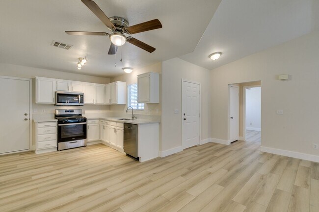 Building Photo - Charming 3-Bed, 2-Bath Single-Story Home i...