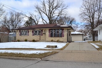 Building Photo - 3 Bedroom Ranch in Urbandale