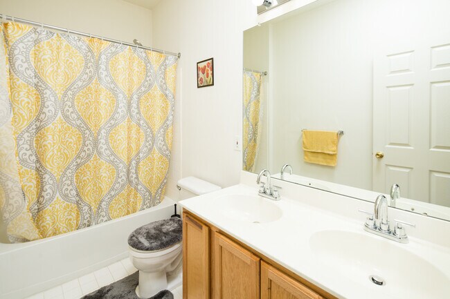 Building Photo - 33 Hempstead Dr