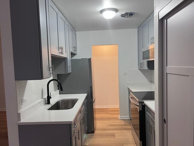 Building Photo - 7120 N Sheridan Rd