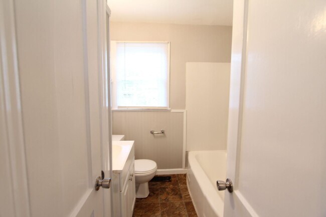 Building Photo - New On The Market! 3 Bedroom 1 Bath