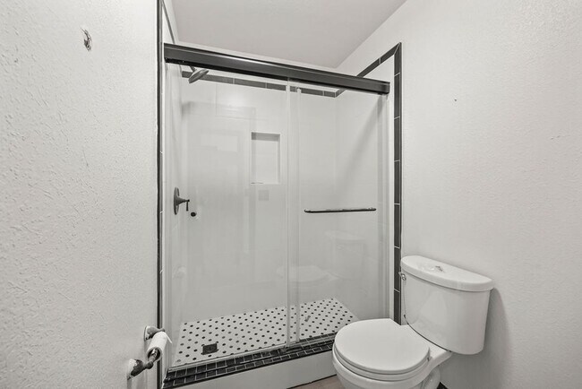 Building Photo - Charming 3-Bed Home in Rogers – Spacious Yard, Modern Comfort, Great Location