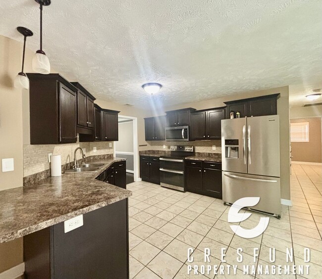 Building Photo - 4BR 2.5 Bath with Screened Porch and priva...