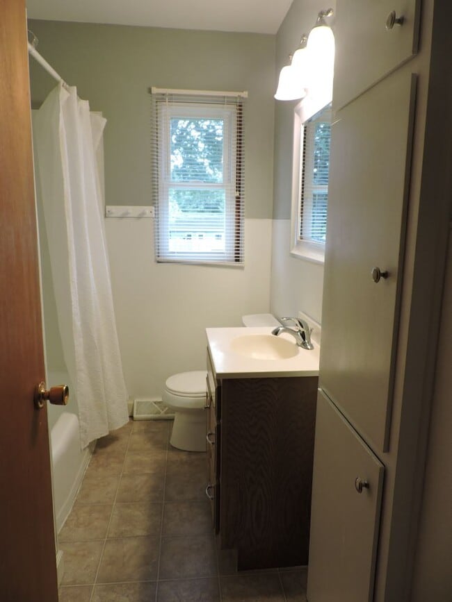 Building Photo - 3 bedroom, 1 1/2 bath house