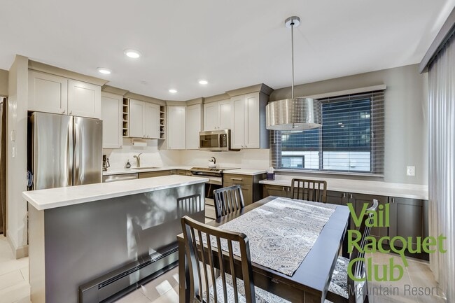 Building Photo - 4660 Racquet Club Dr