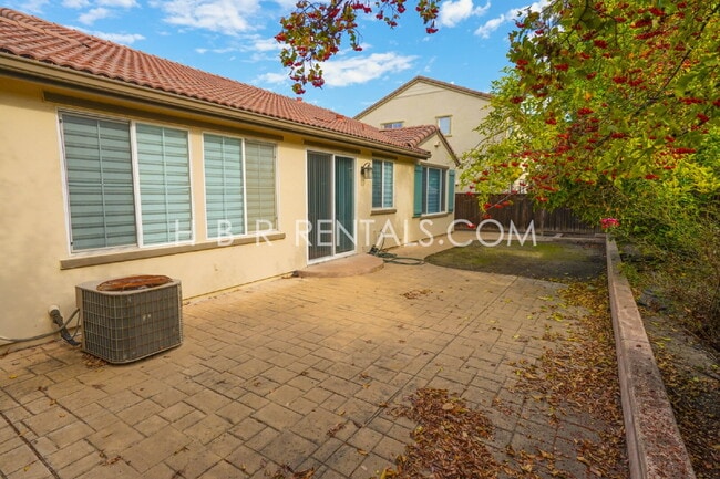 Building Photo - Wicklund Village: Charming 4-Bed Single St...