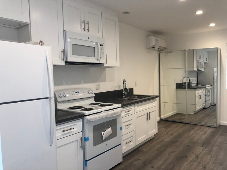 Full kitchen. View from unit entrance - 1740 Preuss Rd