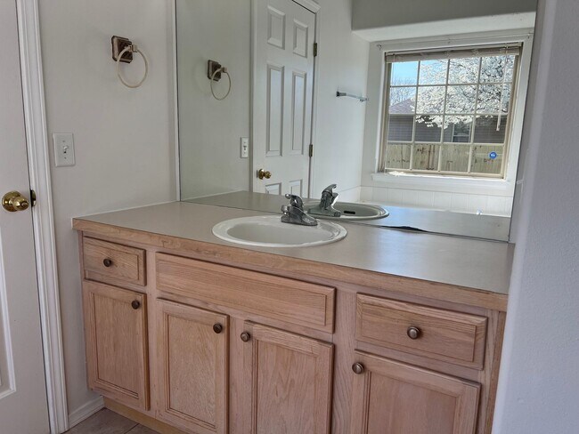 Building Photo - 3 Bed / 2 Bath in the Heart of Nixa