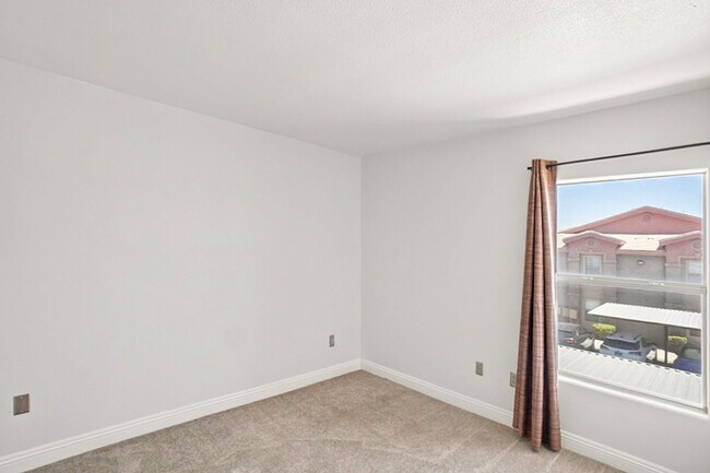 Building Photo - 3 Bed, 2 Bath -Gated- South West Las Vegas