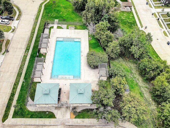 Building Photo - 2041 Meadow View Dr