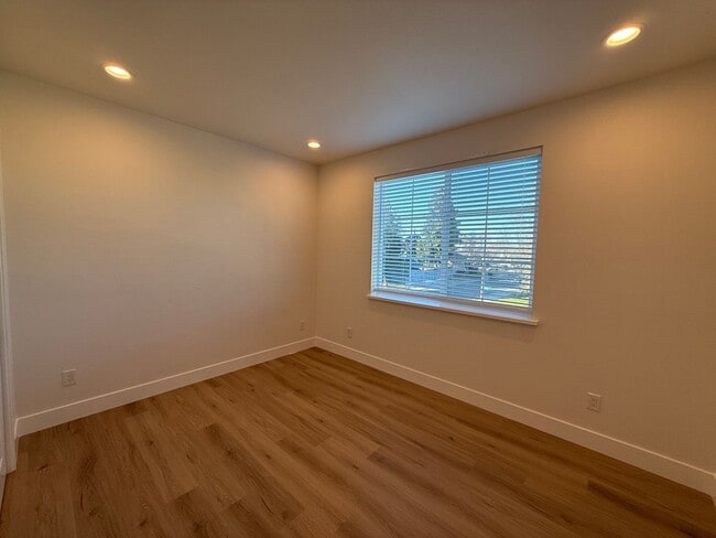 Building Photo - 8461001/85