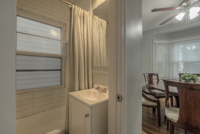 Building Photo - 1145 W 41st Terrace