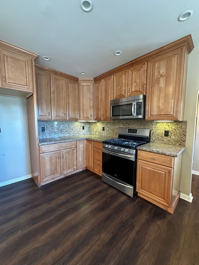 Building Photo - Beautifully updated 3br/2ba Home with Time...