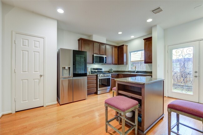 Building Photo - 2206 Naomi St