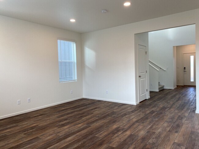 Building Photo - Exquisite 3 Bed 2.5 Bath Single Family Home