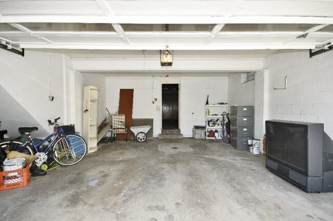 Building Photo - 2236 Brownsville Rd