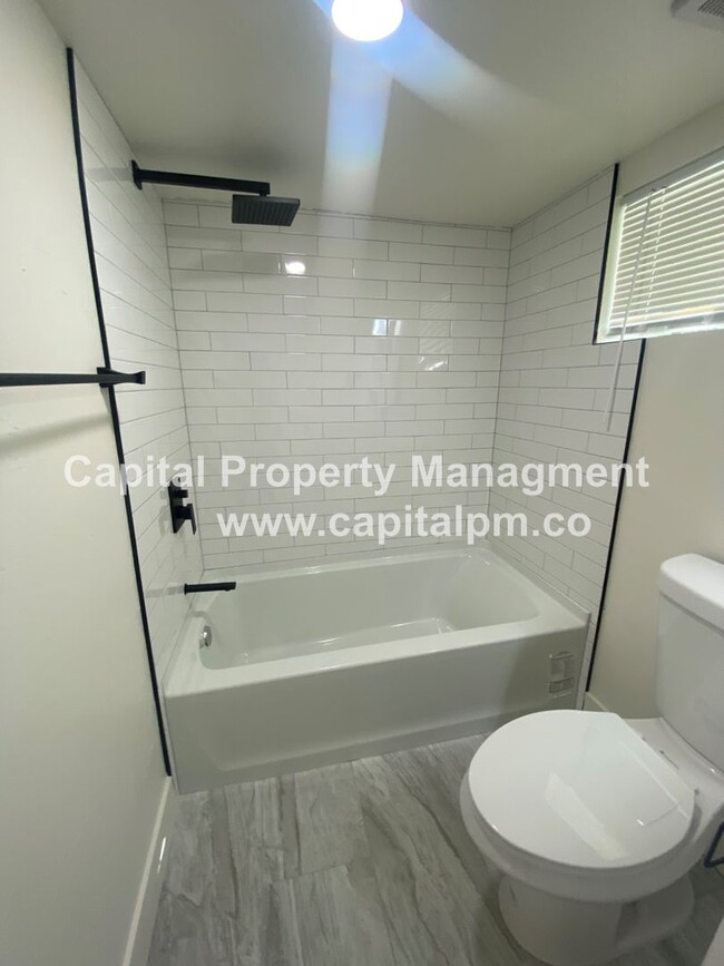 Building Photo - Adorable 3 Bed Bungalow