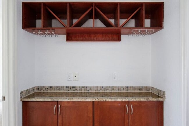 Building Photo - Lovely 3/2.5 Spacious Home with a Large Backyard in an Unbeatable Location near Downtown Orlando!