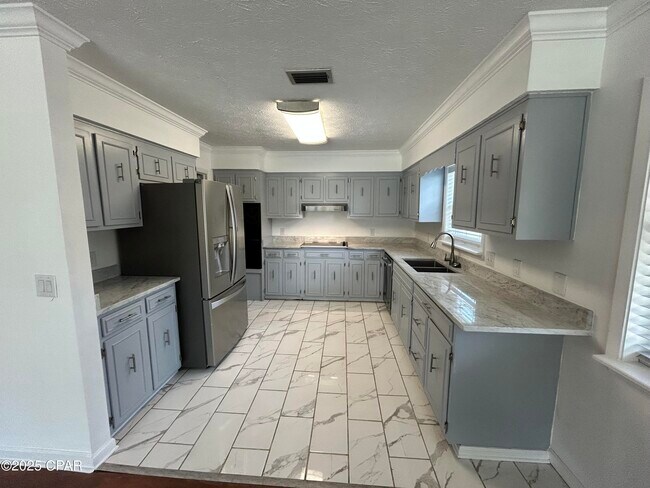 Building Photo - 205 Sunset Ln