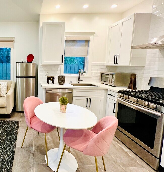 Kitchen with full size appliances - oven, dishwasher, fridge, microwave and air fryer - 4206 Pomona Ave