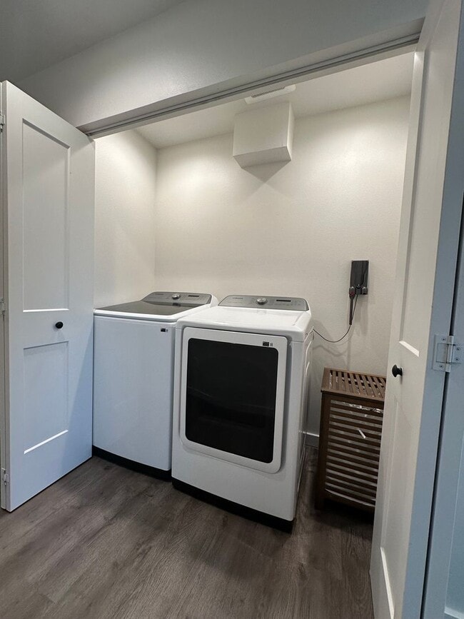 Building Photo - 527 Canterbury Ln